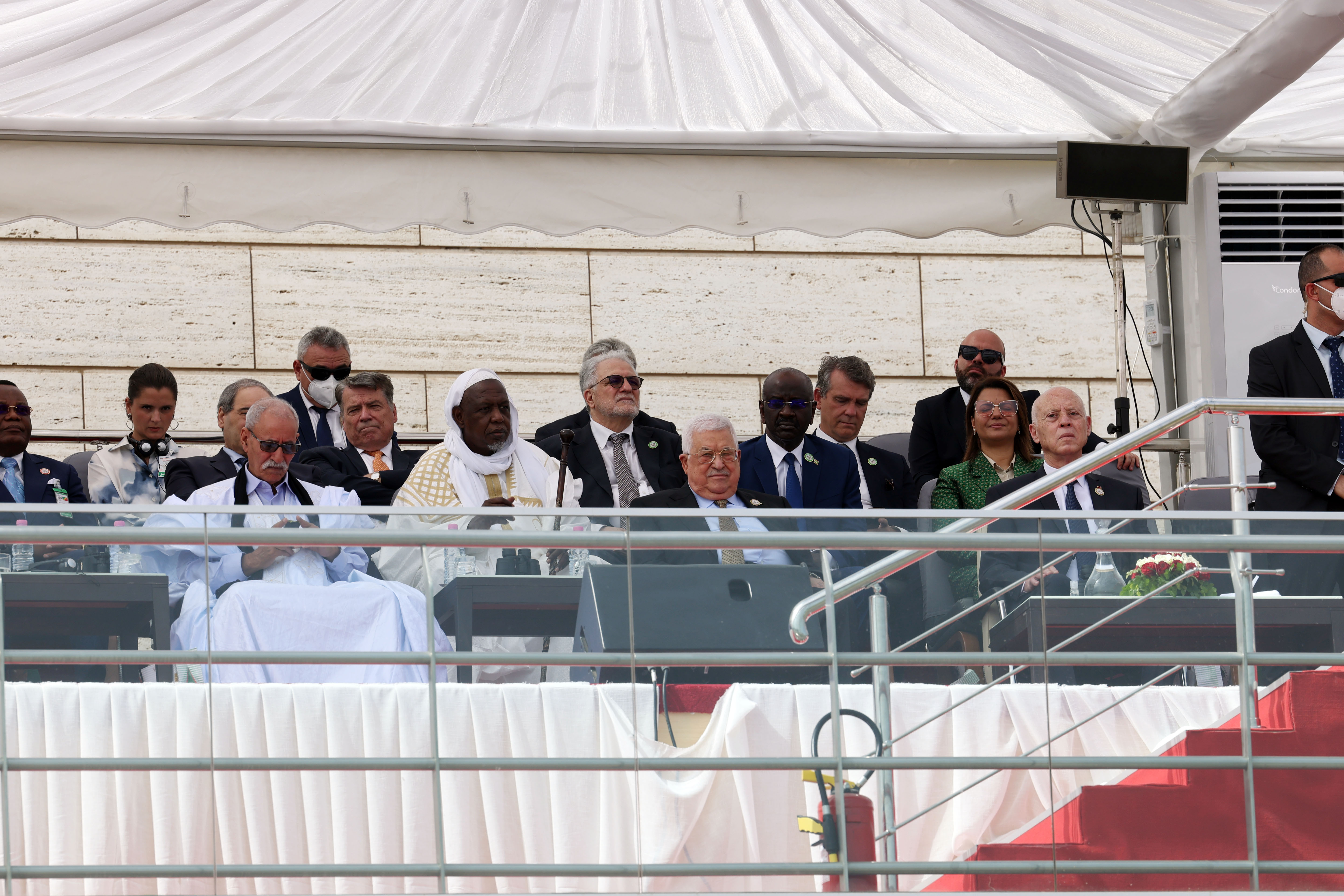 الرئيس محمود عباس أثناء مشاركته في العرض العسكري بالذكرى الـ60 لاستقلال الجزائر. (تصوير ثائر غنايم/وفا) 